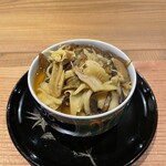出羽屋 - 出羽屋のシグネイチャー料理ともいえる熊茶碗蒸し。信じられないくらいキノコの出汁が濃縮している。秋の山の味の濃縮。