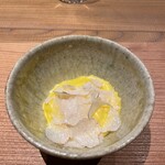 出羽屋 - 卵の卵黄だけで作ったお粥に白松露。調味料は使っていないのに出汁の味がする不思議。出羽屋らしい料理。