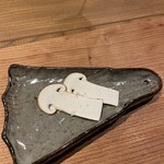 出羽屋 - 松茸の刺身。バターのような印象もある。