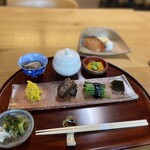 出羽屋 - 朝食。担当は大将の弟さん。とても丁寧に作られているのがわかる。