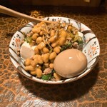 タイニーカフェ - 納豆丼のあたまのせ冷奴　煮卵付き