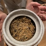 出羽屋 - とびたけ混ぜご飯。数ある出羽屋さんの土鍋シリーズでは、実はこれが一番好き。