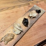 出羽屋 - 左下から、ぬきうち(山の唐墨)、ブナハリタケ、ハタケシメジ、オシロイタケ、香茸。個人的にはハタケシメジが一番好みだった。