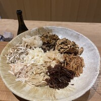 出羽屋 - 熊茶碗蒸しに使われる10種類超のキノコ。これから出た出汁がおいしくないわけがない。