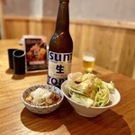 浅草 もつ焼のんき - お通しと煮込み、サントリー大瓶ビール　赤星はありませんでした