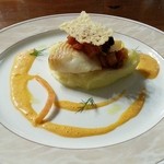 お魚はカレイ、上にチーズガレット、下にマッシュポテト　トマトソースで