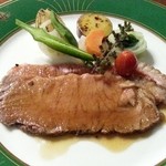 お肉はローストビーフ