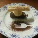 パテシェの奥様手作りのデザート　チョコのテリーヌ、アイス、上にパイ