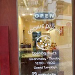 Cookie Duckie - 店舗のドアから