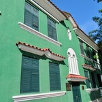Cookie Duckie - カラフルなカラーリングの西欧風の建物が建っている