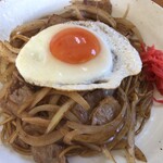 さわ屋 - 料理写真:タマネギ焼きそばにたまごのせて。450円