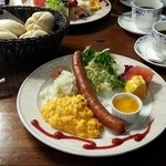 メゾンドブラン - 朝食のプレート　ソーセージ、スクランブル、マンゴソースのヨーグルト
      ライスサラダ，野菜サラダ、
      オレンジ、ルビーグレープフルーツ