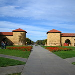 Mccormick & Schmick's - スタンフォード大学の入り口、キャンパスは日本のひとつの街ぐらい大きい。