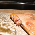 炭割烹 新谷 - 熊野地鶏の皮付きせせり ◎