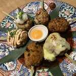 めしや けむり 浦和店 - つくね6種盛り(塩・タレ・チーズ・月見・おろしポン酢・明太)