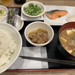 松屋 - 焼鮭定食に、納豆を追加✨　(*´ω`*)