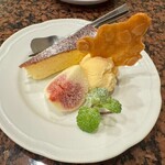 ぼるた - デザートのバニラアイス、バスクチーズケーキ、無花果