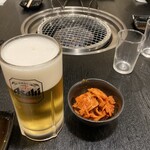 焼肉 まるよし苑 - 生ビール＆白菜キムチ