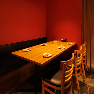 臨場感あふれる店内で素敵なストーリーを／個室最大12名様まで