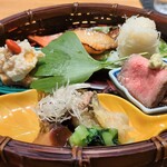 323547947 - 八寸：① 宮崎牛のローストビーフ。② 鰆の幽庵焼き。③ トビコ入りじゃが芋はりはり。④ 揚げ鯖と里芋の味噌煮、辛しで和えた小松菜。⑤ 柿と大徳寺麩の白和え。⑥ 車麩のカナッペ。 彩の良さが際立ちます。♪♬