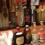 ビストロ酒場 ｌａｃ - カウンターには気になるお酒が沢山並んでいます