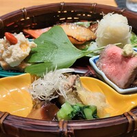 おおたに - 八寸：① 宮崎牛のローストビーフ。② 鰆の幽庵焼き。③ トビコ入りじゃが芋はりはり。④ 揚げ鯖と里芋の味噌煮、辛しで和えた小松菜。⑤ 柿と大徳寺麩の白和え。⑥ 車麩のカナッペ。 彩の良さが際立ちます。♪♬