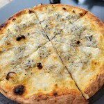 SanktGallen TAP ROOM - シラスのピザ