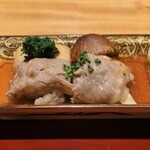 323549751 - 強肴：松茸の軸を宮崎牛のサーロインで巻き、松茸の傘はそのまますき煮にしてあります。春菊と麩が添えてあります。お出汁がとてもマッチしていて軸の部分のシャキシャキ食感も抜群で、松茸が美味し過ぎます！ ♡♡♡