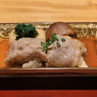 おおたに - 強肴：松茸の軸を宮崎牛のサーロインで巻き、松茸の傘はそのまますき煮にしてあります。春菊と麩が添えてあります。お出汁がとてもマッチしていて軸の部分のシャキシャキ食感も抜群で、松茸が美味し過ぎます！ ♡♡♡
