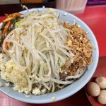 ラーメン二郎 - 小ラーメン（940円）＋ち〜たま汁なし（150円）＋ピリ辛にらだれ（80円）＋味付うずら（120円）、ニンニクコール