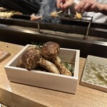 炭割烹 新谷 - 炊き込みご飯で使う松茸