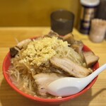 篠寛ジロー - 料理写真:麺少なめ、背脂少なめ、味濃いめ×2、野菜多め、ニンニク盛々、もやしさらにもう1袋＋ゴロゴロチャーシューまみれトッピング