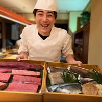 鮨よしかわ 恵比寿 - こんな感じで　捌く前にお見せ〜　大将笑顔最高っす