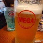 鳥貴族 四谷三丁目店 - 金麦メガジョッキ 奥はブルーワインチューハイ