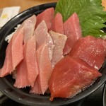 まぐろ屋ゑびす - 大葉の下に、ネギトロとガリが隠れてます