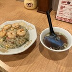 まるしん 本店 - エビチャーハンとスープ