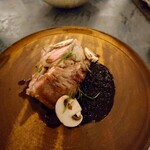 yerite - 岩中豚のソテー。柔らかく甘いお肉にソースも何重にも織りなされた深い味でした。どのお皿にも上に少量乗っているハーブがこれがお料理を引き立ててくれていました。細部に妥協していないと思います。