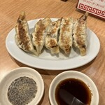 まるしん 本店 - 焼き餃子と酢コショウと醤油酢ラー油