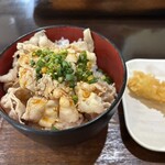 柿屋 うどん - ピリ辛豚丼