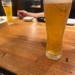 神泉ホルモン 三百屋 - ビールで乾杯