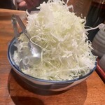 神泉ホルモン 三百屋 - お通しキャベツはいつも半分の量にしてもらってます。