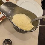レストラン香味屋 - オニオングラタンスープには、こんなにたっぷりのチーズがセットで参ります