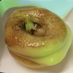 黒墨商店 - なめらかなカスタードがたっぷりと使われ、表面は丁寧にキャラメリゼされています。ふんわりとした軽やかなドーナツ生地と重なり合い、口の中でとろけるような味わいでした。