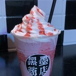 黒墨商店 - 甘酸っぱい苺の味わいが印象的で、たっぷりの生クリームといちごソースが混ざり合うことで、より濃厚な美味しさへと変化していきます。スイーツとして満足感の高い一杯。