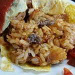 住吉食堂 - 具は玉ねぎ、人参、そして牛肉が入ってるのが特徴的。　ケチャップ濃いめに見えるライスは酸味はそれほど強くなく牛肉の旨味が出てるのか、奥深い味わいでgood♪