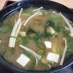 住吉食堂 - 具は豆腐、わかめ、えのき茸、青ねぎ、そして里芋が入ってるのが嬉しい^^ 甘くない味噌もグー♪