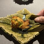 茶禅華 - p1の唐辛子の中に刺してあった手羽先