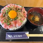 まぐろ専門店 まぐろの高木 - 料理写真:本マグロ中トロ入りすき身ユッケ丼　ご飯大盛り　2300円税込