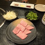 炭火焼肉香味苑 - 牛タン、トッピングで2種類のネギ