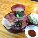 Izakaya Okina - 海鮮丼（750円）。ネタが厚くてデカい！刺身がガッツリいただける美味しい海鮮丼でした。刺身だけではなく、シャリもいい。これはお値打ちの一品だわ。さらにトン汁で根菜、キャベツのサラダで野菜も補給、いいね